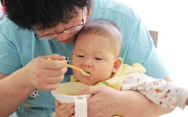 給6個月以上寶寶吃輔食，媽媽要把握三不原則，特別是最后一個