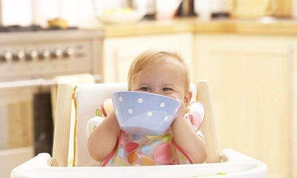 6個月孩子必須吃輔食？那也不一定，看寶寶有沒有出現這些小信號