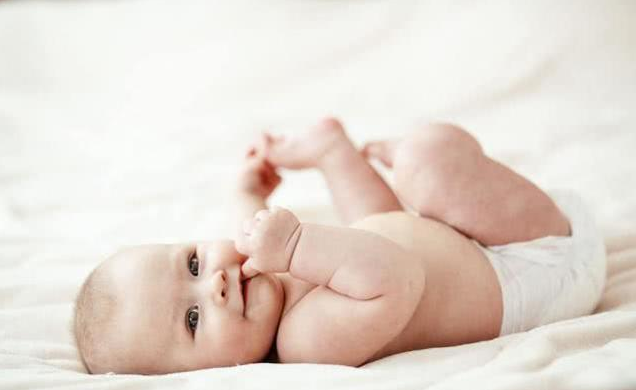 10個月大寶寶總是很安靜不哭不鬧,老人說好看護,媽媽卻急壞了